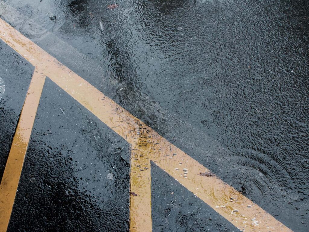 雨の降る地面