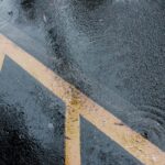雨の降る地面