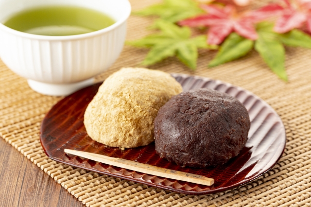 緑茶とおはぎ（きな粉とあんこ）